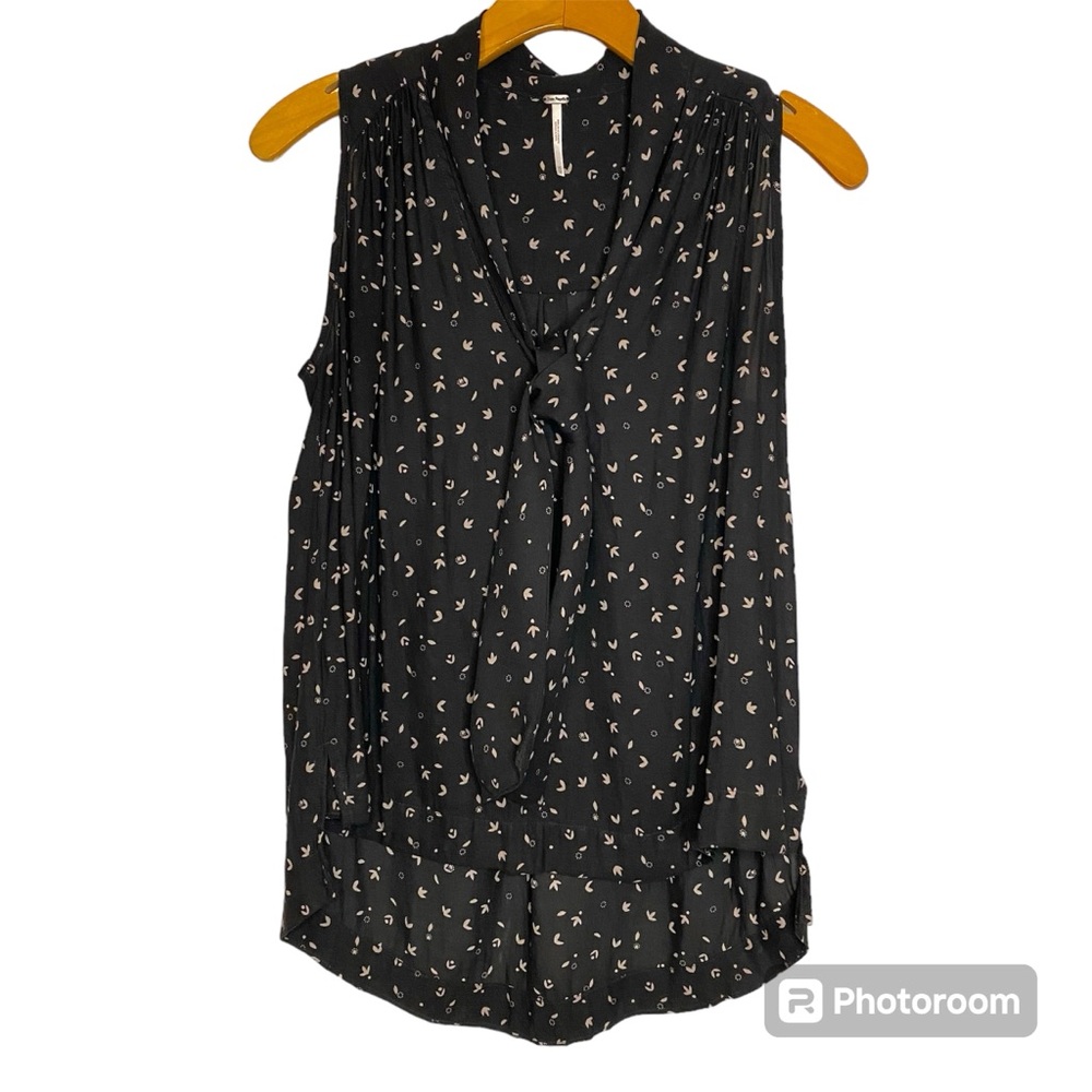 Free People V Neck Sleeveless Blouse in Black with Floral Leaf Print / XS